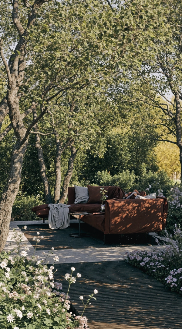 Umgeben von dichter Begrünung kann der Besucher einen Blick auf die lauschige Sitzecke erhaschen.